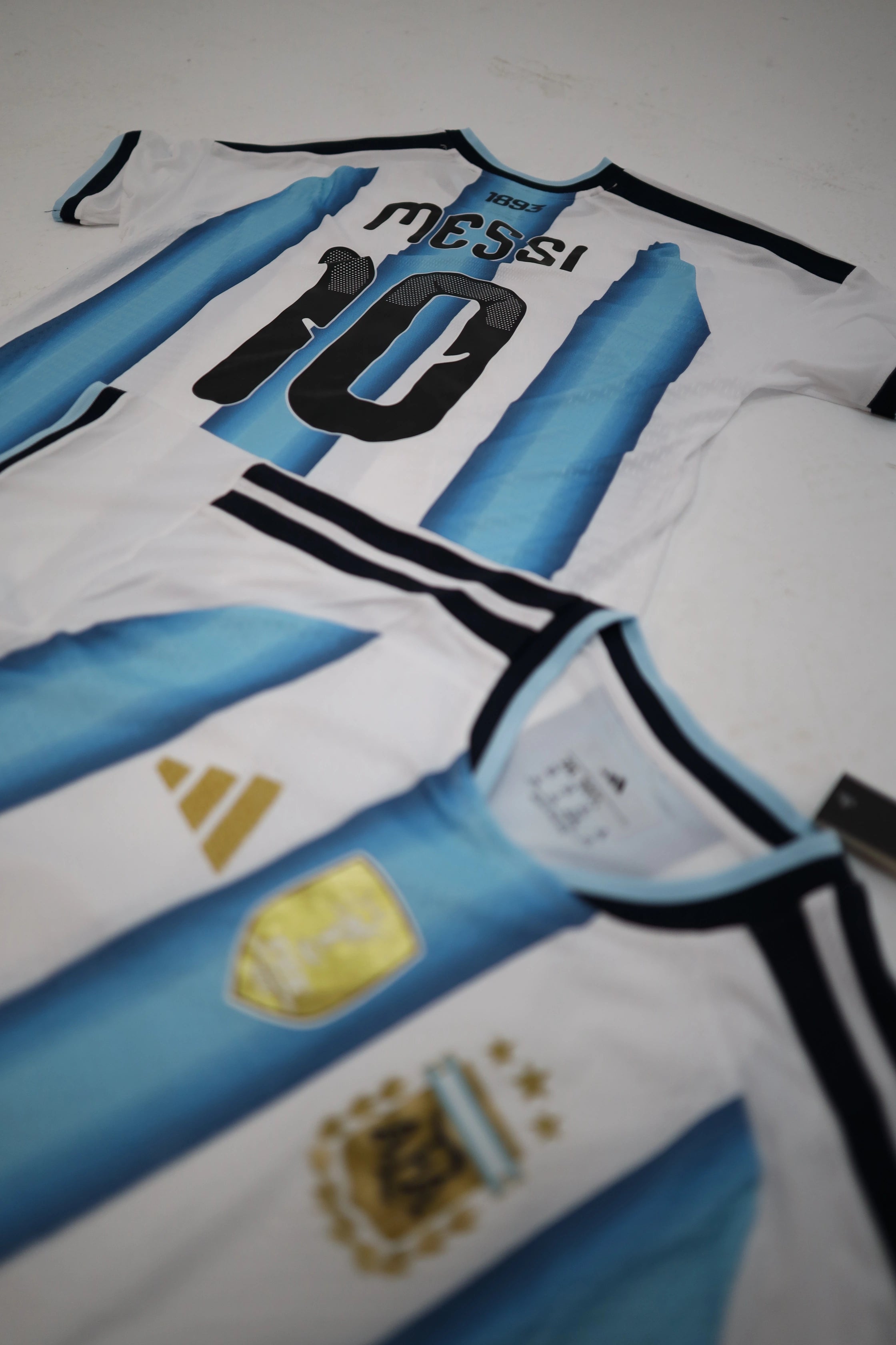 قميص منتخب الأرجنتين الأساسي 2026 الرسمي نسخة اللاعبين بالطباعة الأصلية لميسي